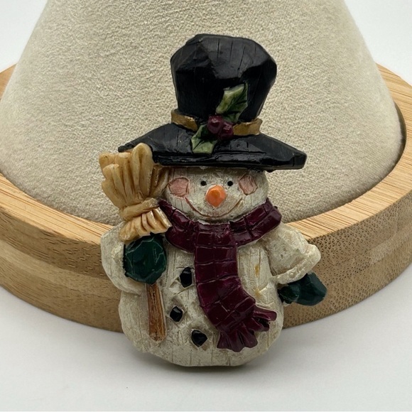 Small Novelty Vintage Textured 3D Snowman with Hat Pin Brooch Christmas Holidays - Picture 2 of 5